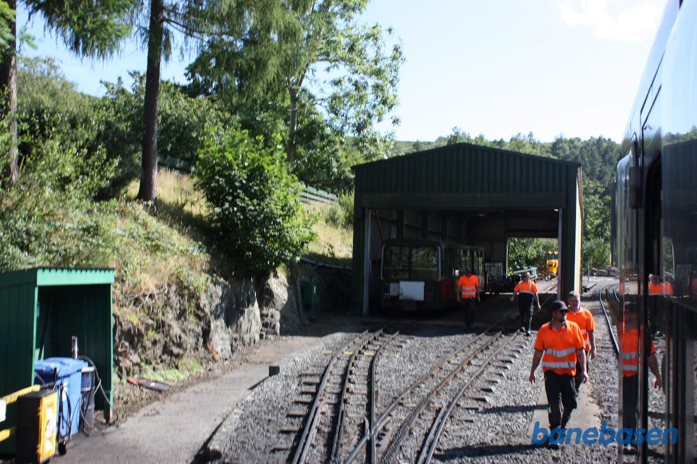 Vognhallen til venstre
