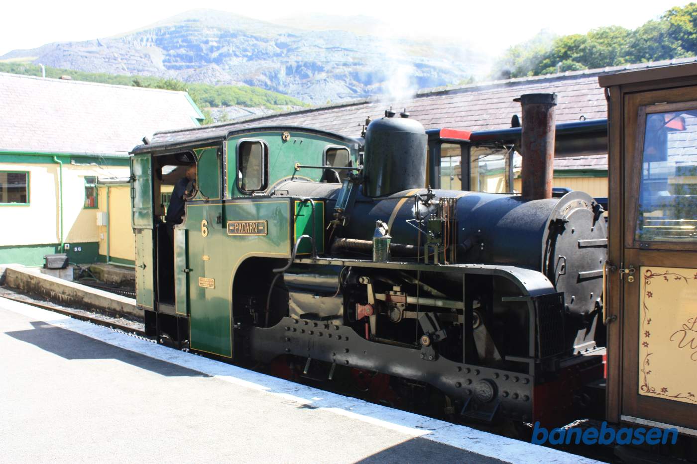 Det ankomne tog holder stille