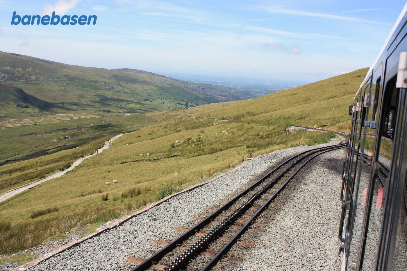 Persontoget mod bjergstationen. Vi kigger bagud ned i dalen