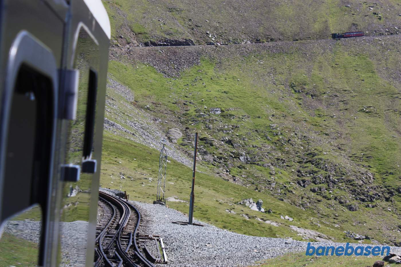 Vi afventer krydsning med modkørende tog. Vi kan nu se det modkørende tog på vej ned ad bjergsiden