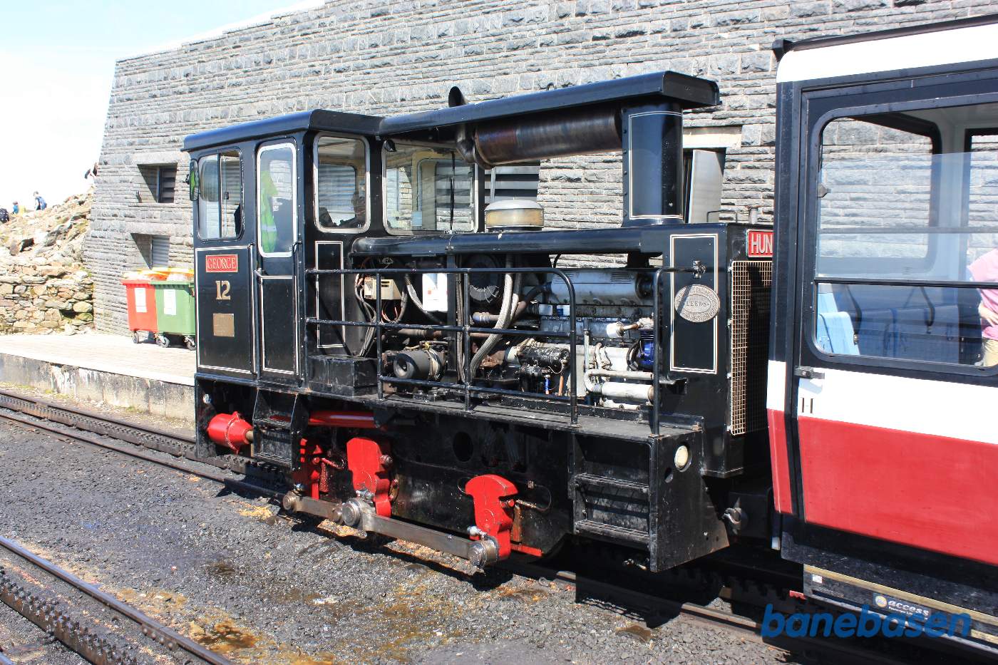 Diesellokomotivet hviler sig efter turen til bjergets top