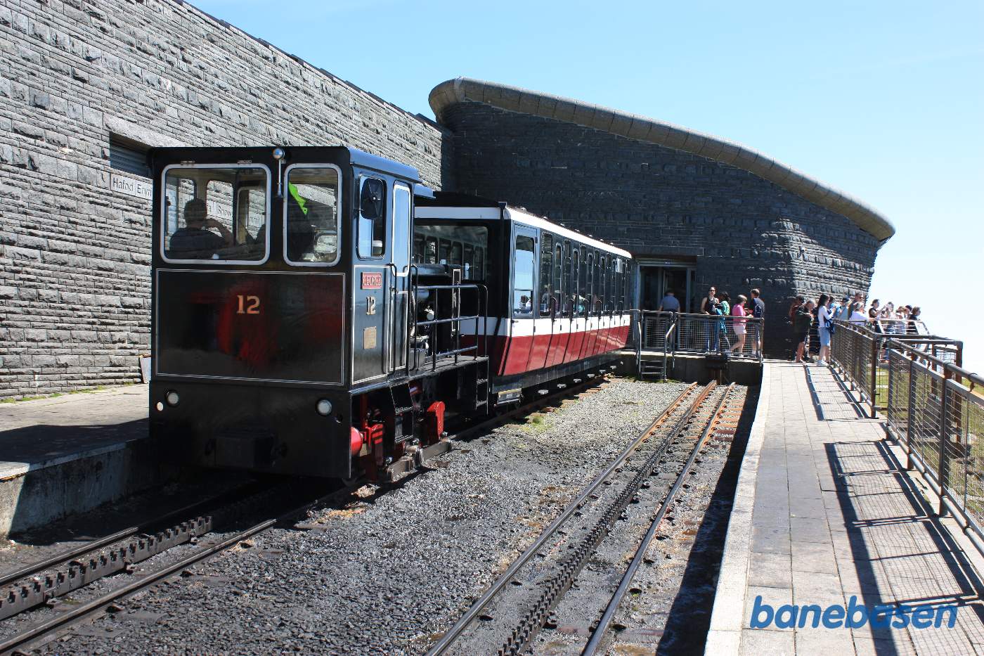 Diesellokomotivet hviler sig efter turen til bjergets top
