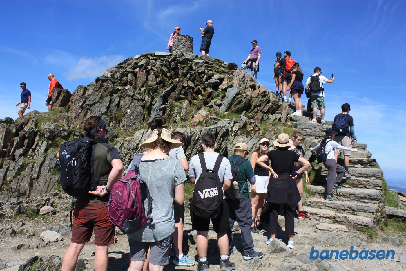 Lang kø af turister der skal op og fotograferes på toppen - det gik meget langsomt