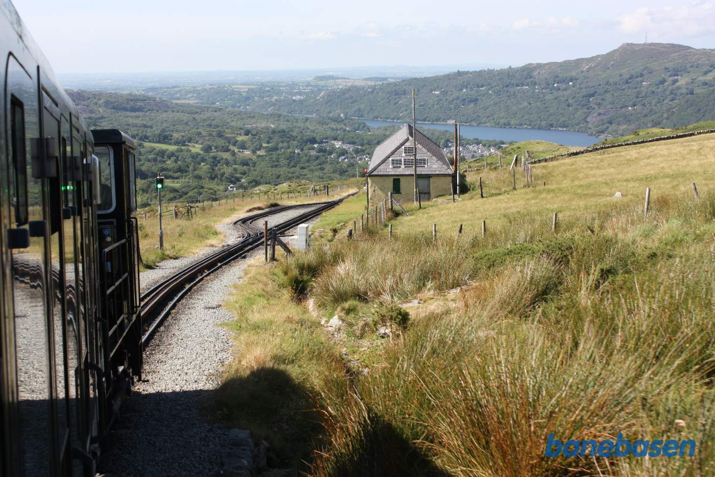 Persontoget mod dalstationen på vej ind på Hebron station