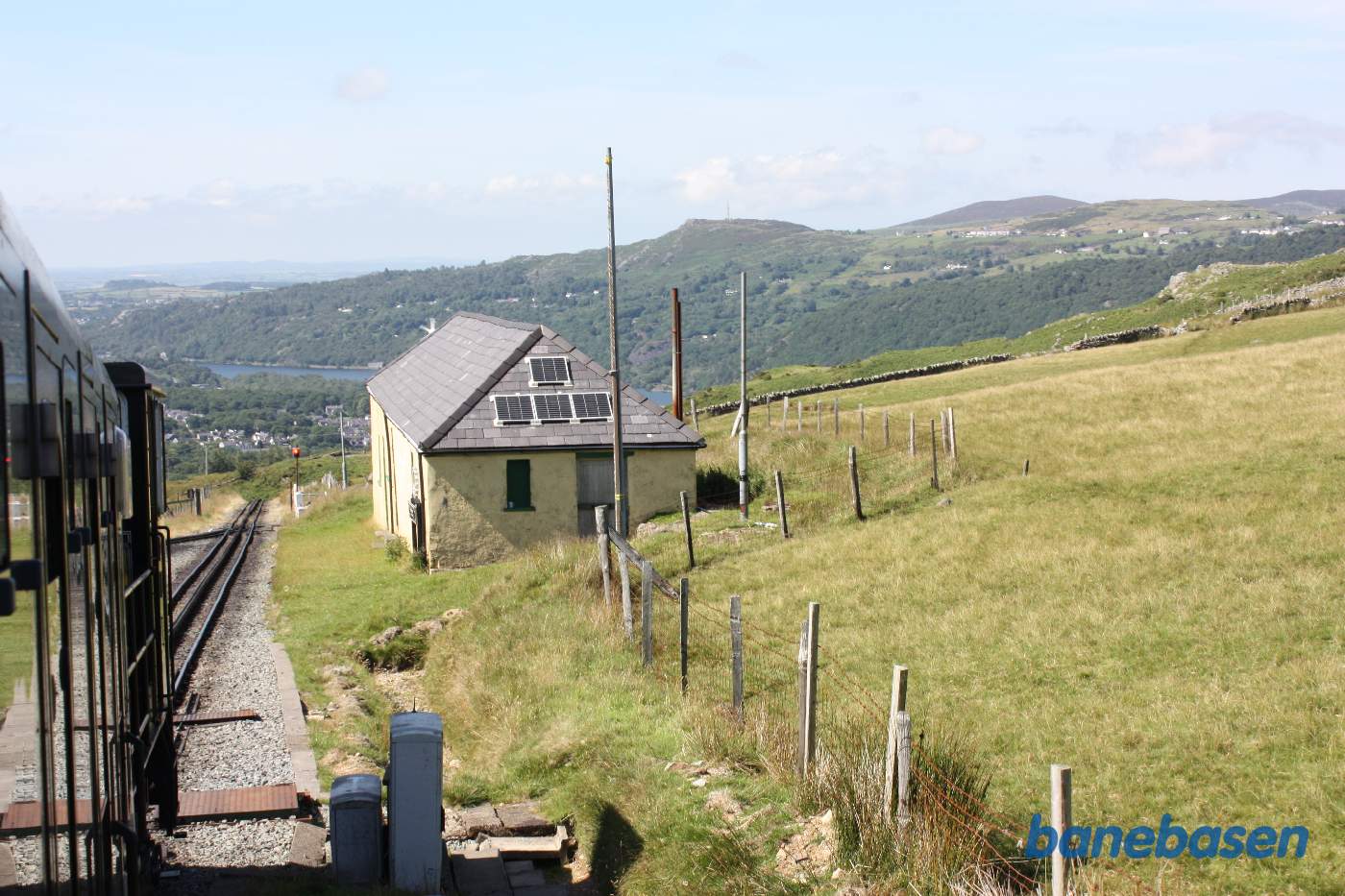Persontoget mod dalstationen på vej ind på Hebron station