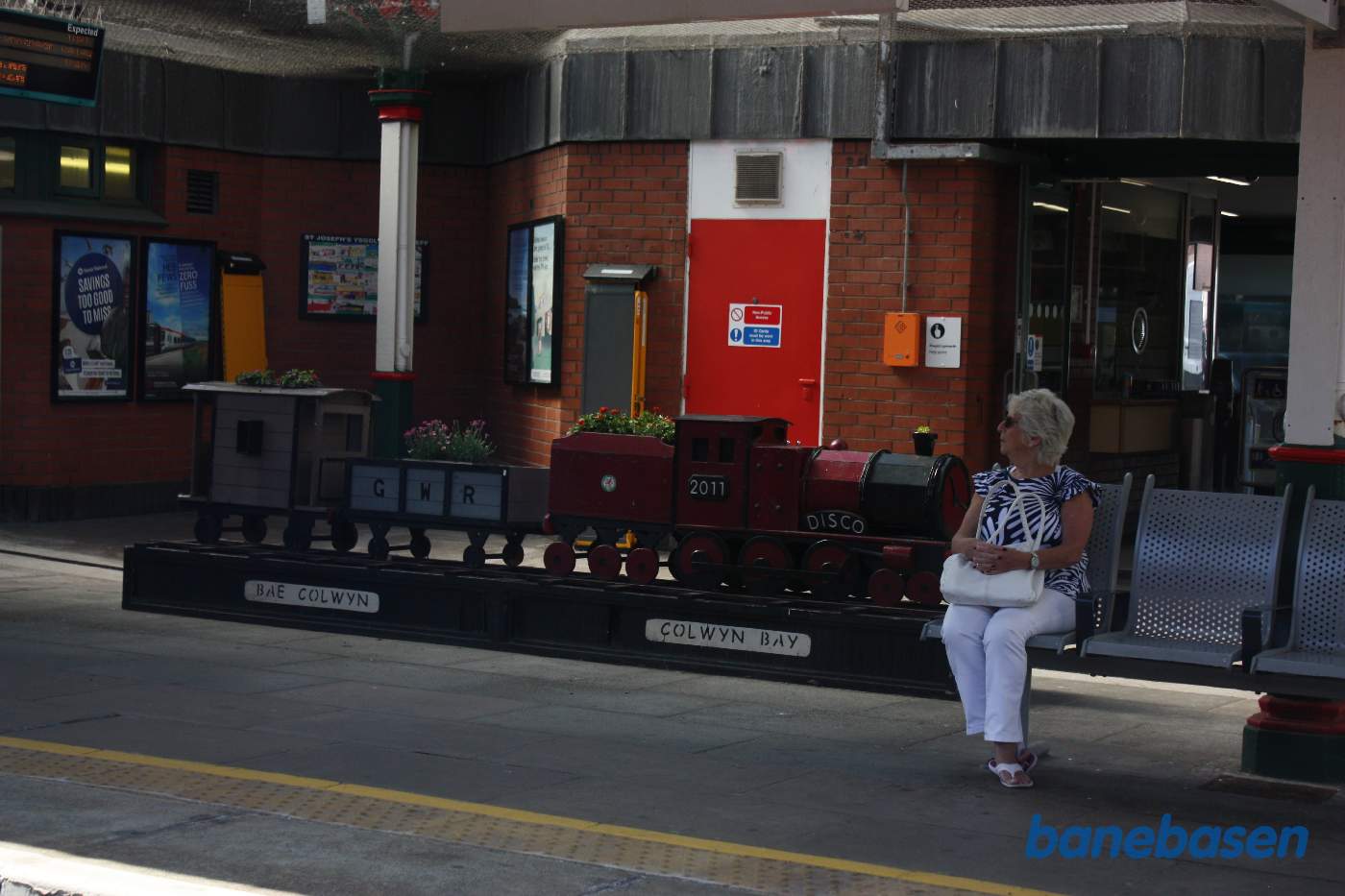 Legetøjstog som udsmykning på perronen