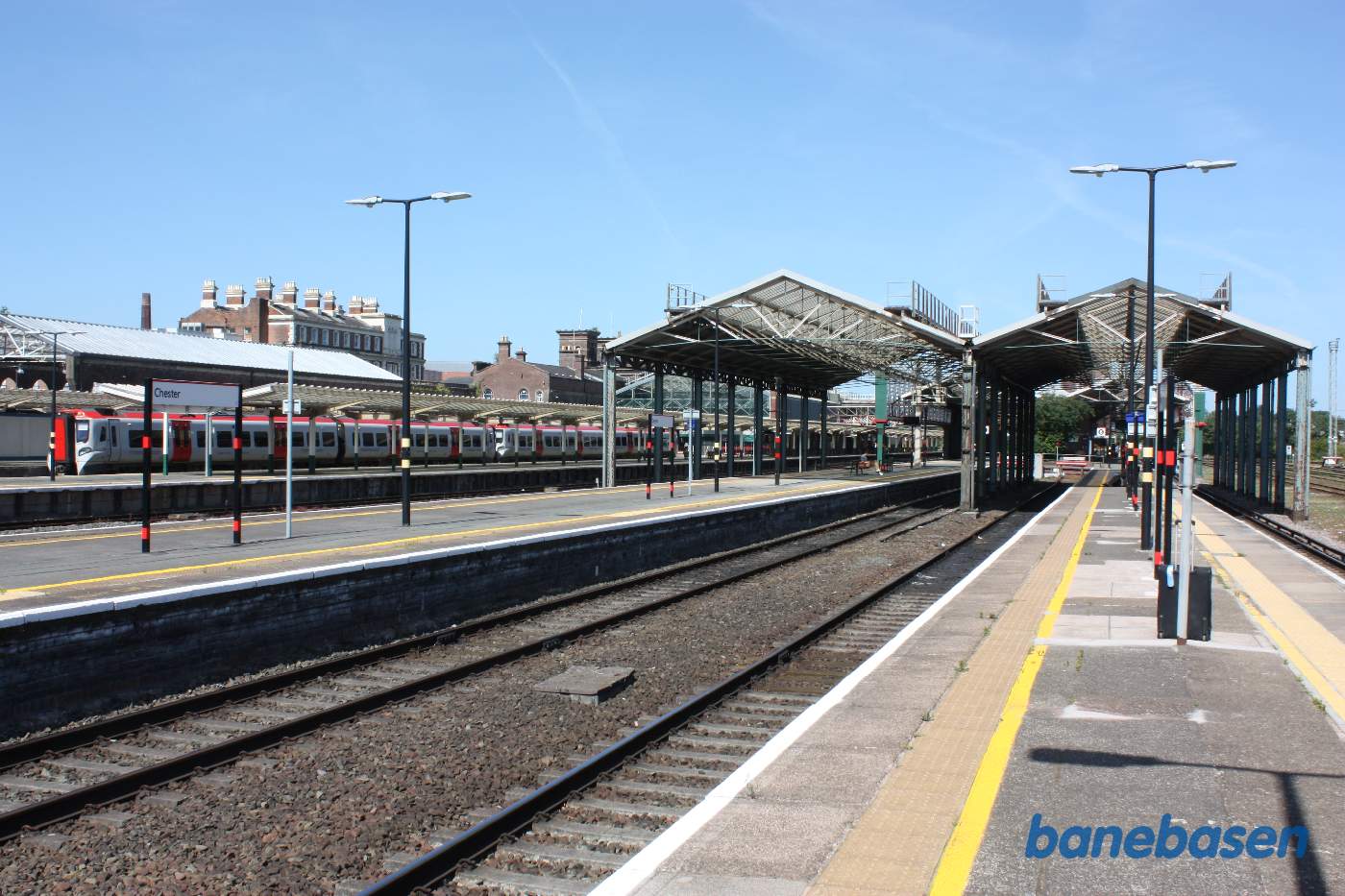 Et vue ud over sporområdet med perroner og perrontag