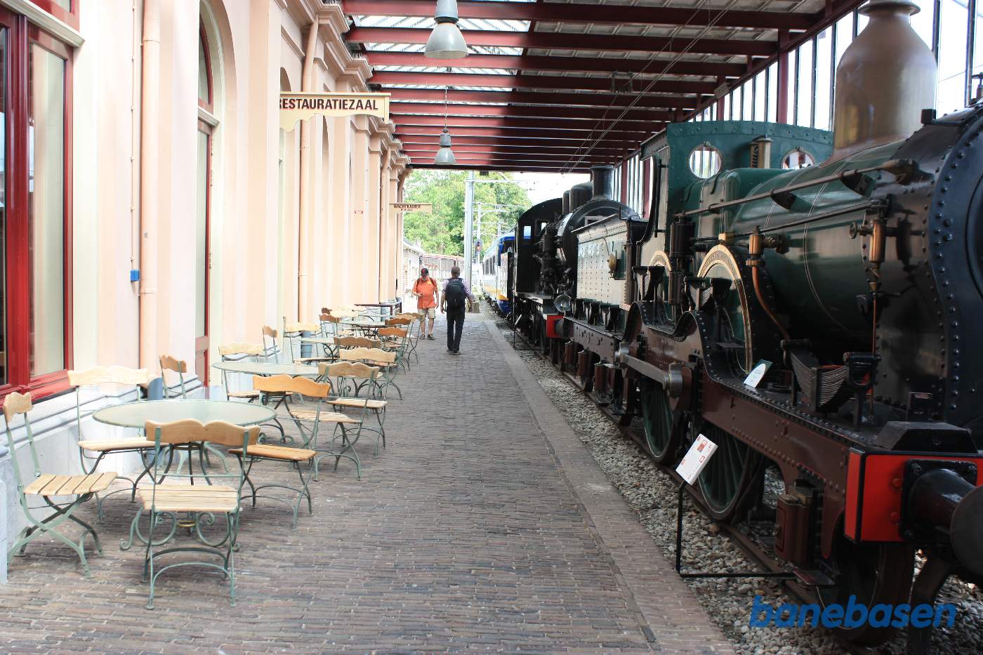 Overdækket perron med damplokomotiver