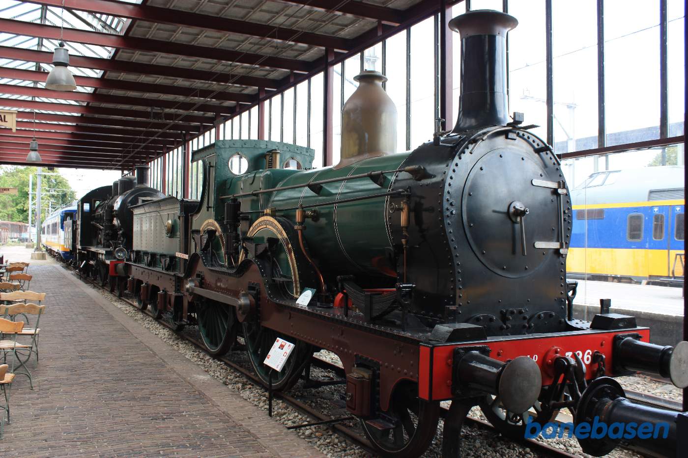 Overdækket perron med damplokomotiver