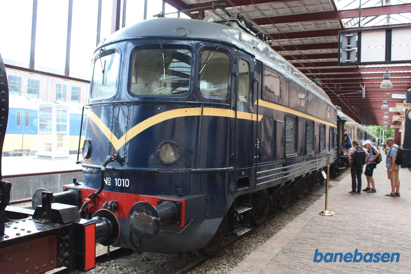 Overdækket perron med et elektrisk lokomotiv