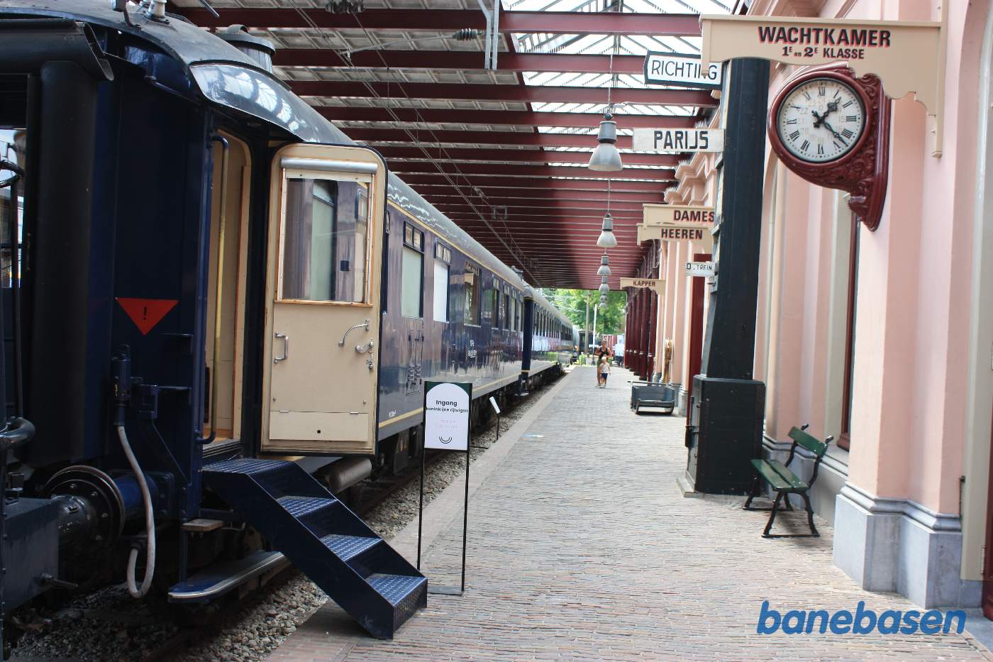 3 kongevogne på stribe ved perron