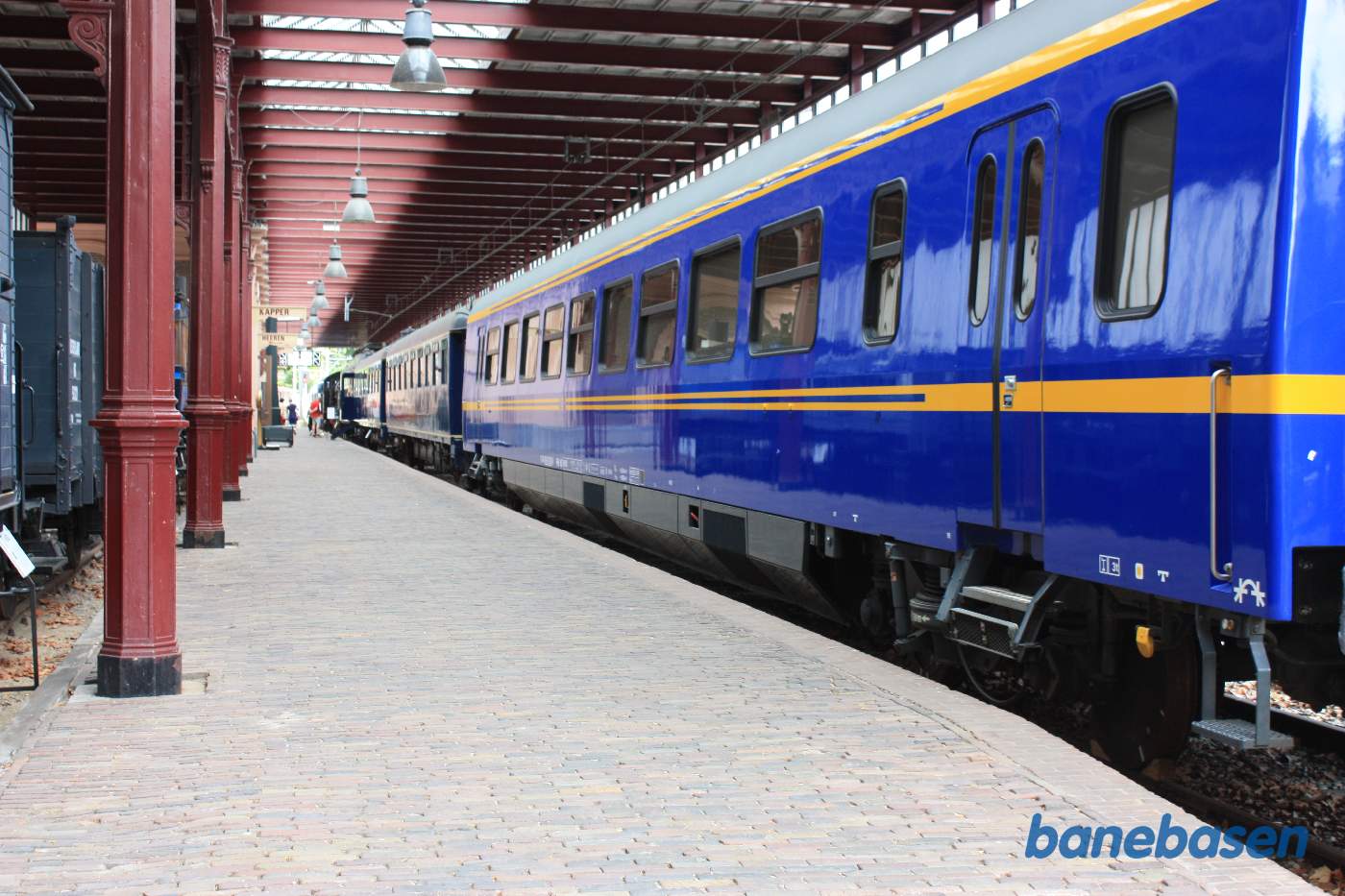 3 kongevogne på stribe ved perron