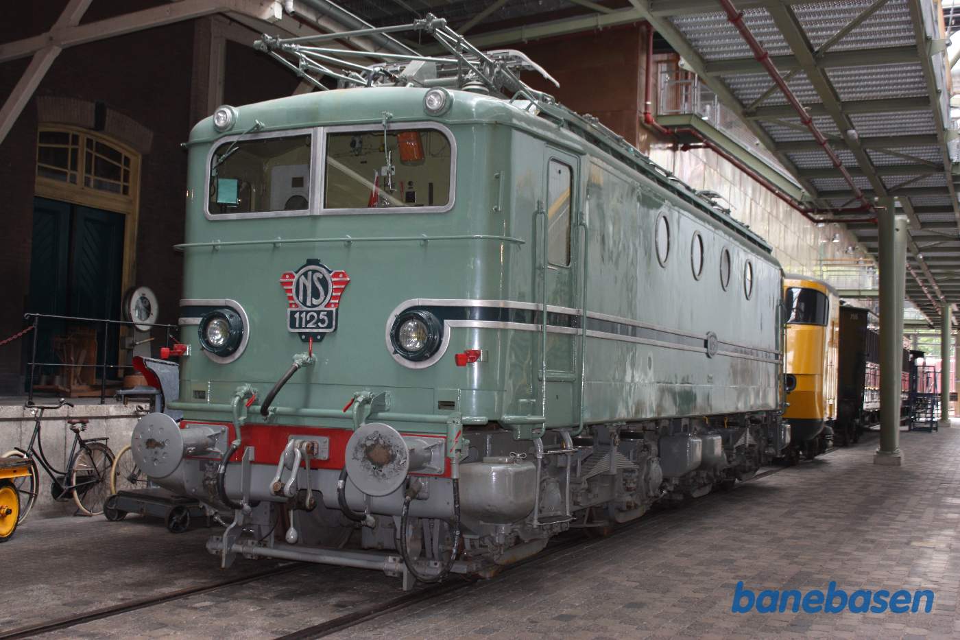 Elektrisk lokomotiv inde i museumshallen