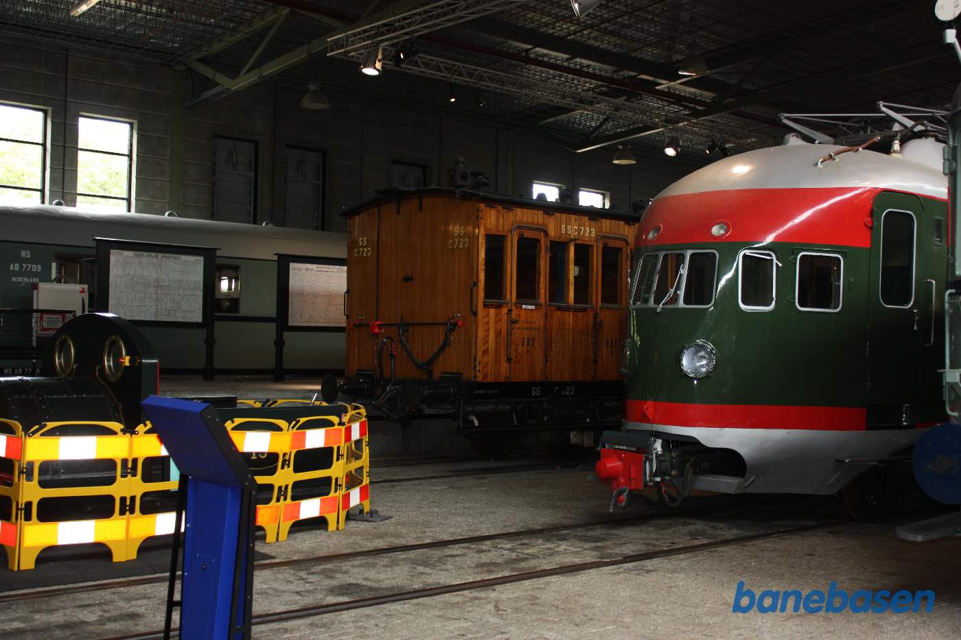 Flere forskellige tog i museumshallen