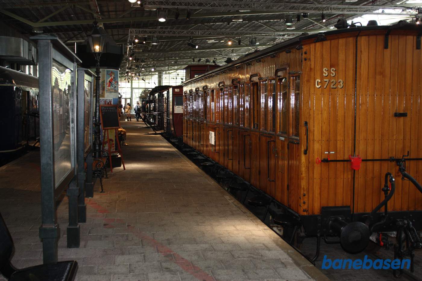 Kupévogn med teaktræsbeklædning