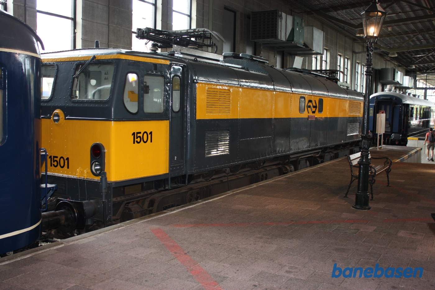 Elektrisk lokomotiv ved perron inde i museumshallen