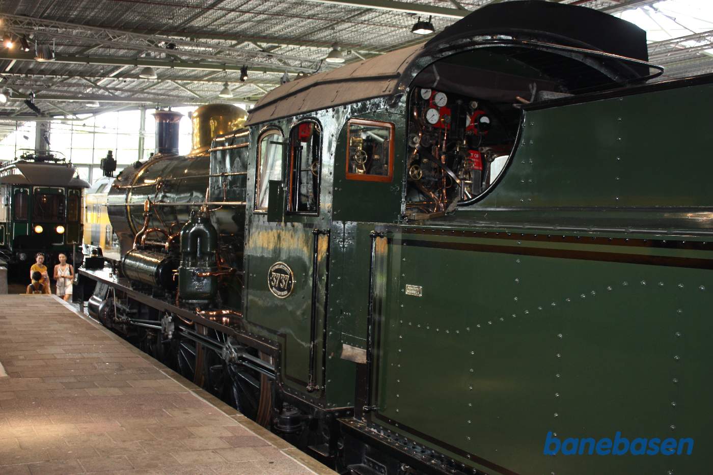Damplokomotiv ved perron inde i museumshallen