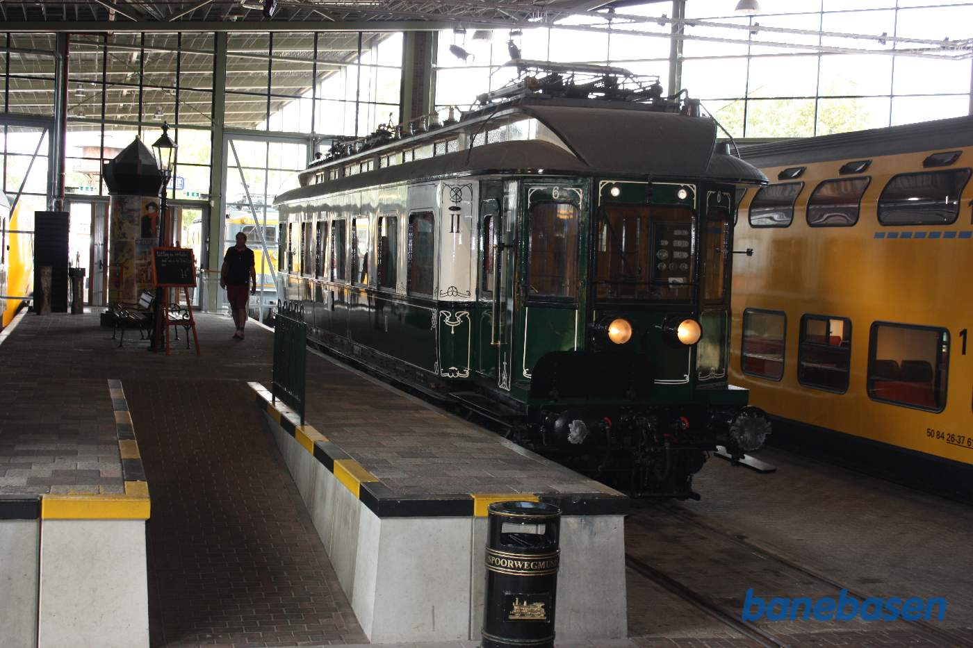 Elektrisk motorvogn ved perron inde i museumshallen