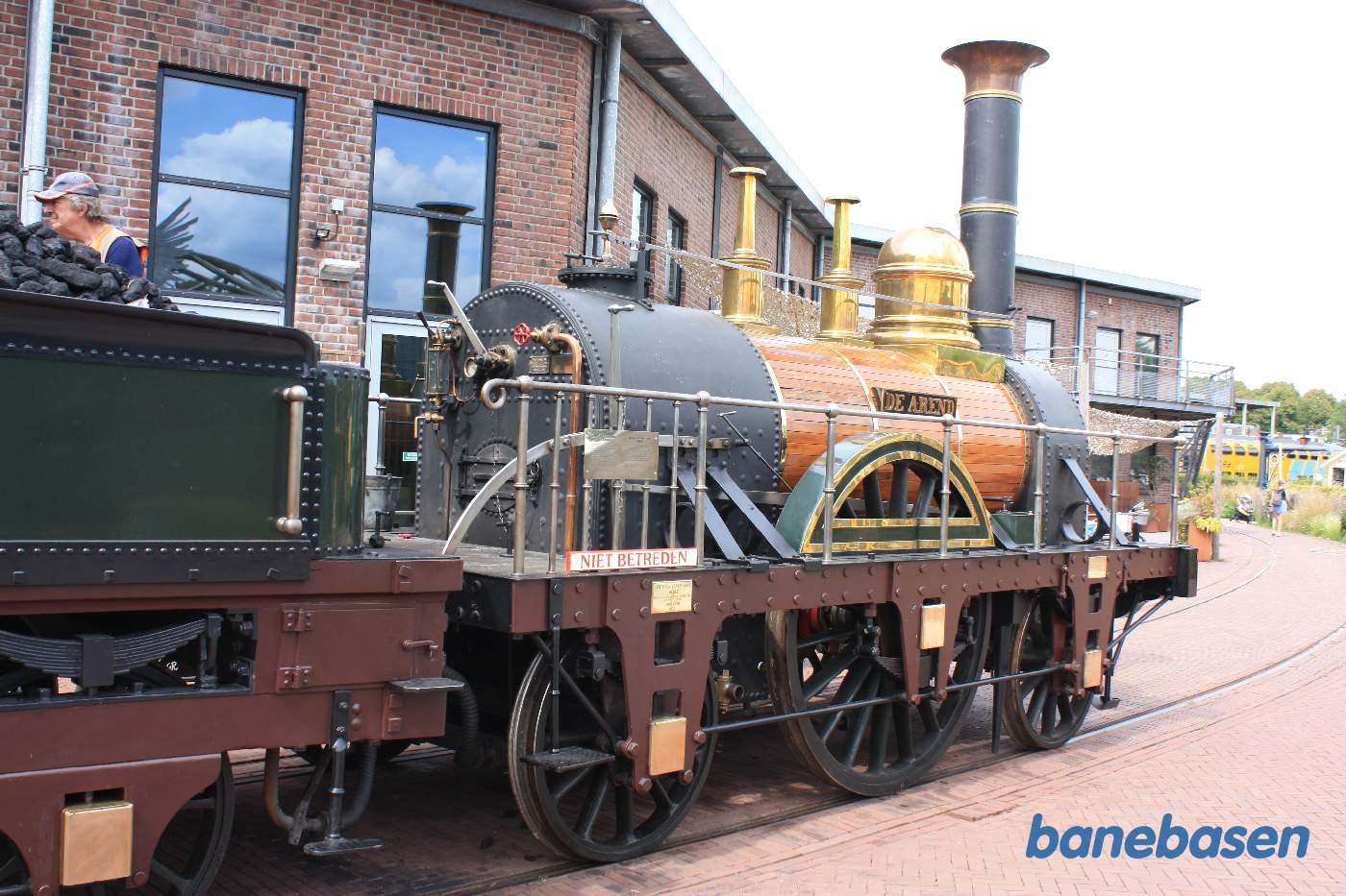 Bredsporsdamplokomotivet De Arend fra 1939 opfyres udenfor museumshallen. Lokomotivet er en replika af det oprindelige lokomotiv fra 1839