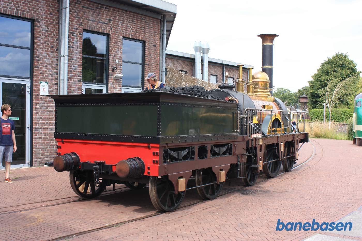Bredsporsdamplokomotiv opfyres udenfor museumshallen
