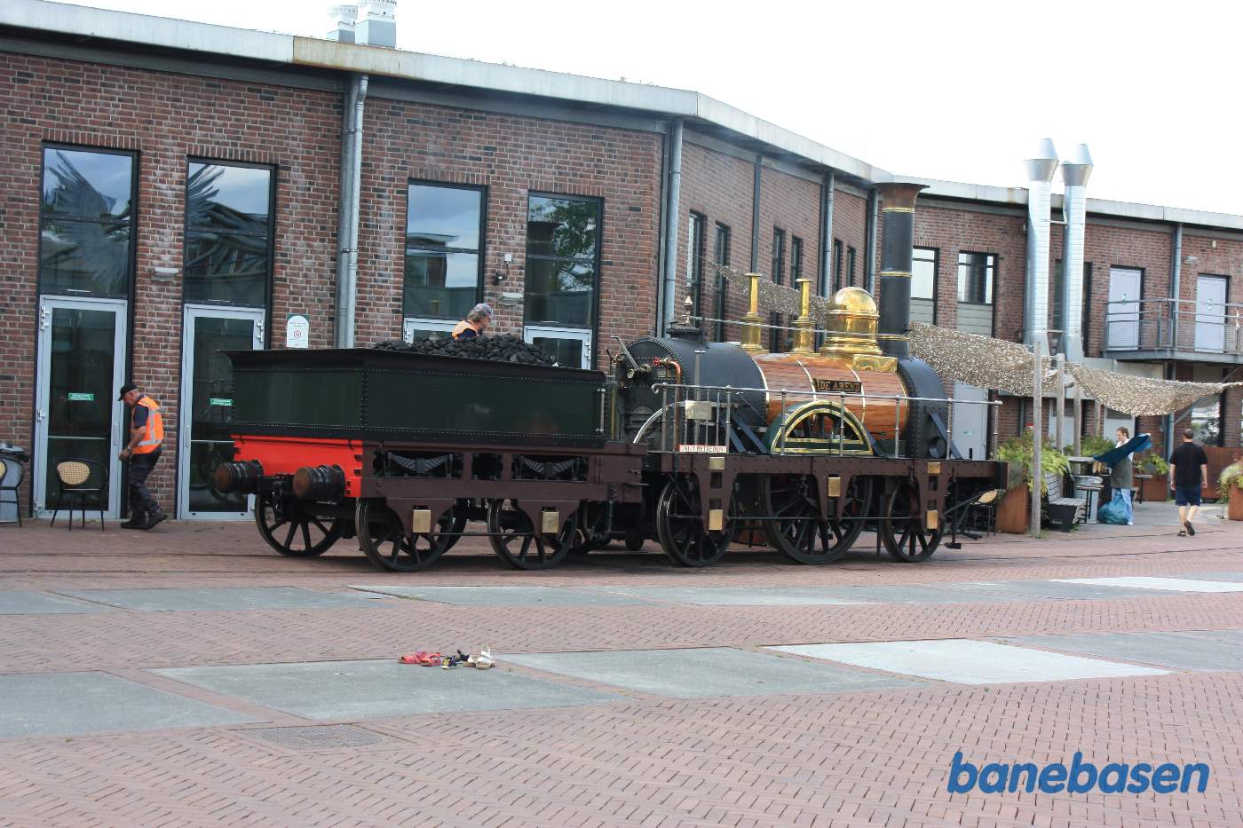 Bredsporsdamplokomotiv opfyres udenfor museumshallen