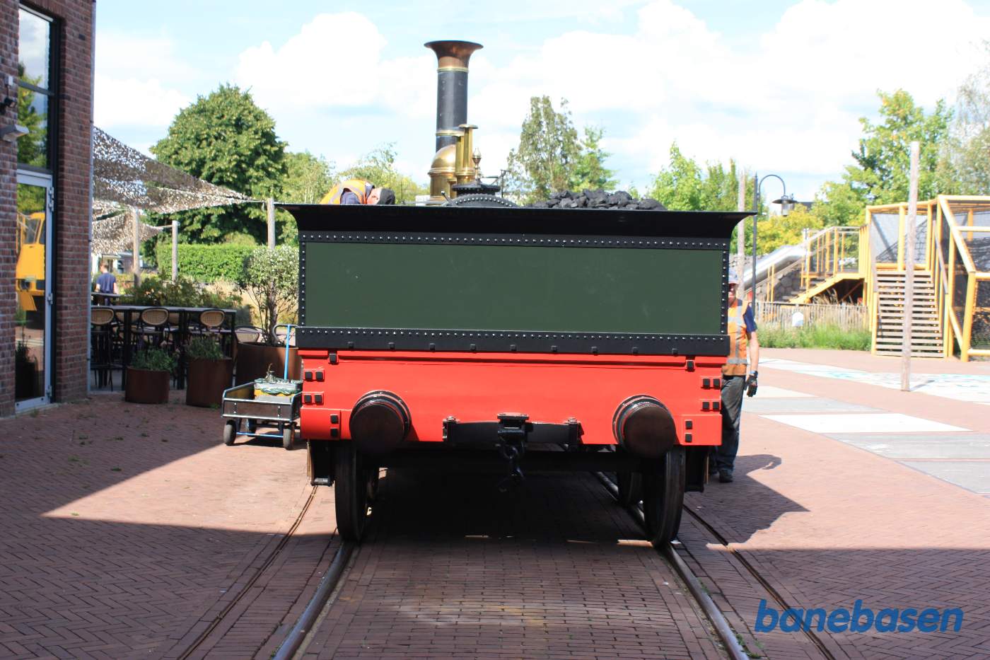 Bredsporsdamplokomotiv opfyres udenfor museumshallen