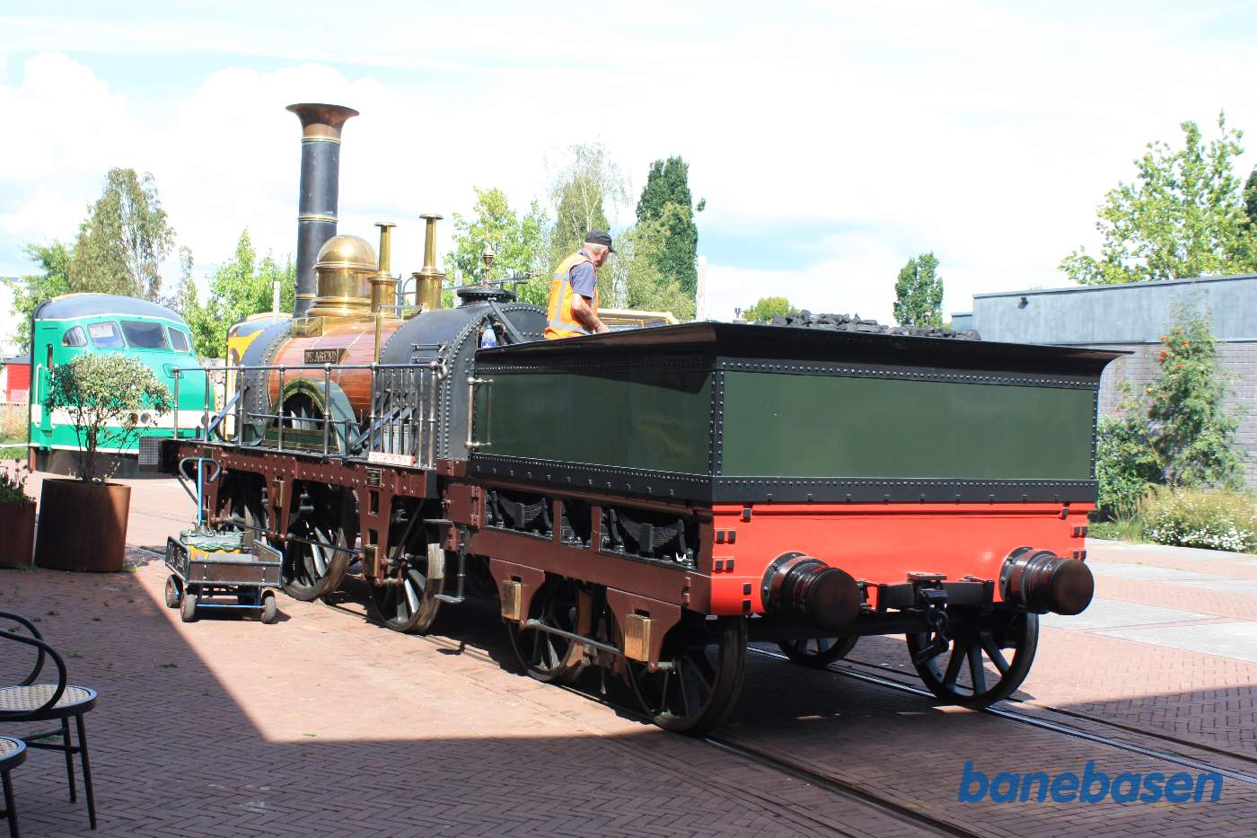 Bredsporsdamplokomotiv opfyres udenfor museumshallen