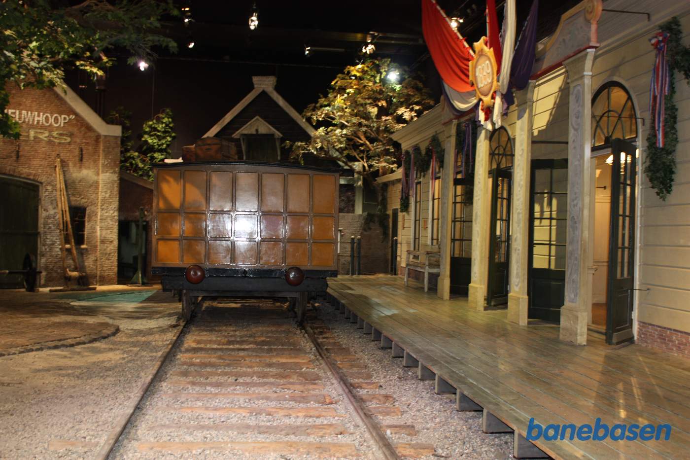 Bredsporspersonvogn ved perron inde i museumshallen