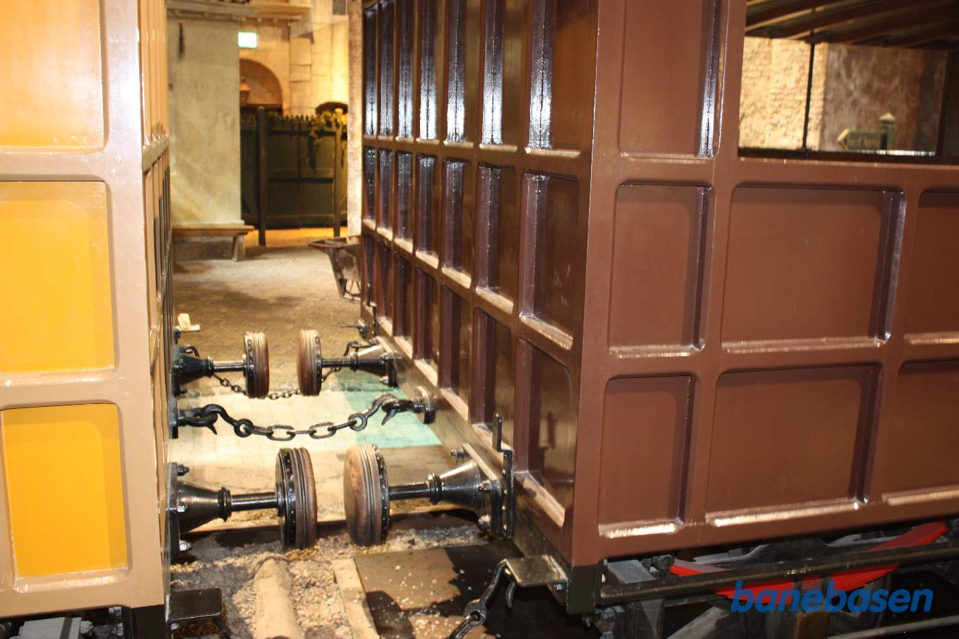 Bredsporspersonvogn ved perron inde i museumshallen