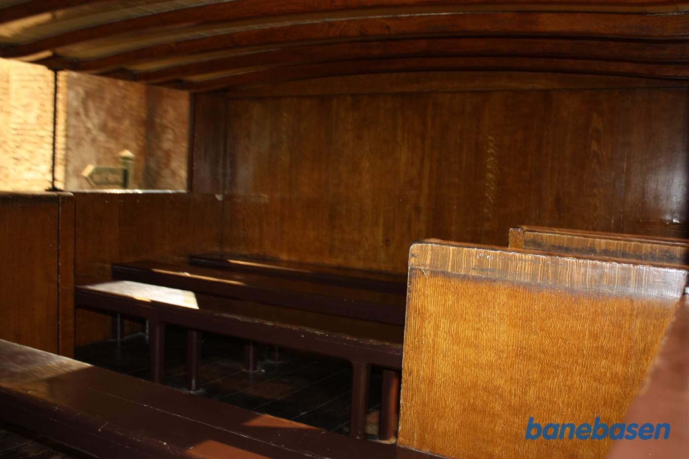 Bredsporspersonvogn ved perron inde i museumshallen