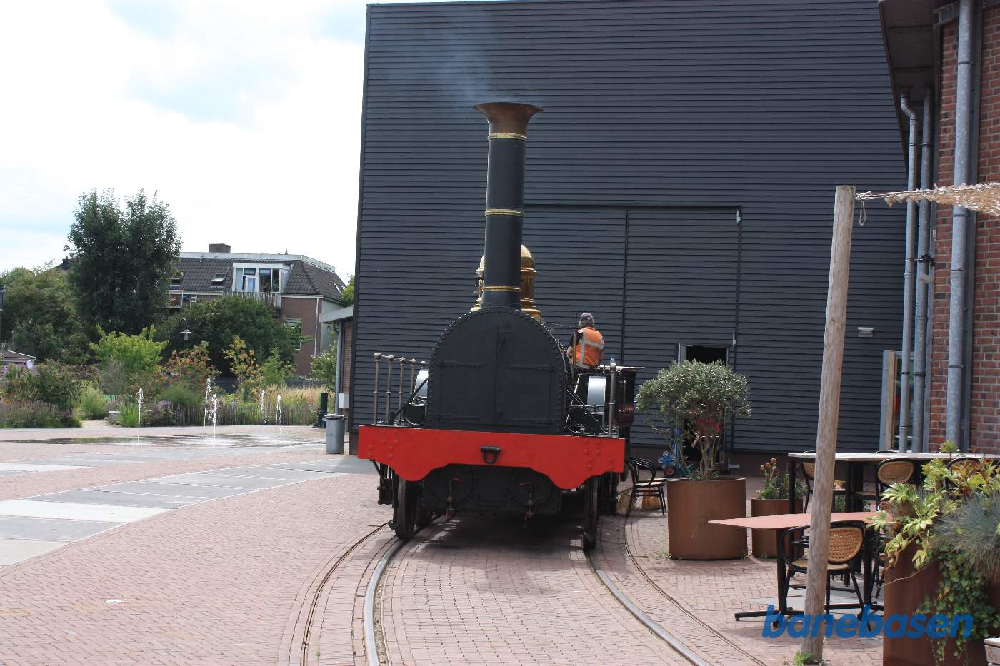 Bredsporsdamplokomotiv opfyres udenfor museumshallen