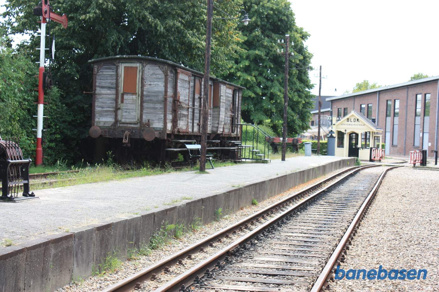 Bredspor og normalspor ved perron