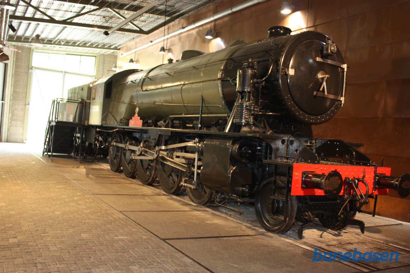 Stort 5-koblet godstogslokomotiv opstillet inde i hallen