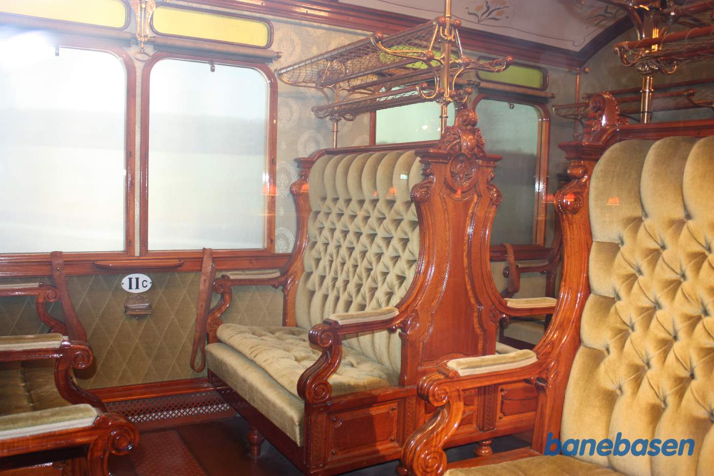 Museumsstation med udstillet salonvogn, set ind gennem vinduerne