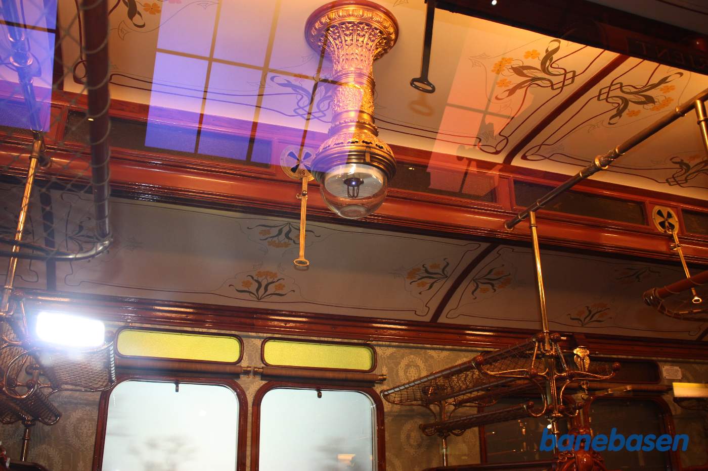 Museumsstation med udstillet salonvogn, loftslampen