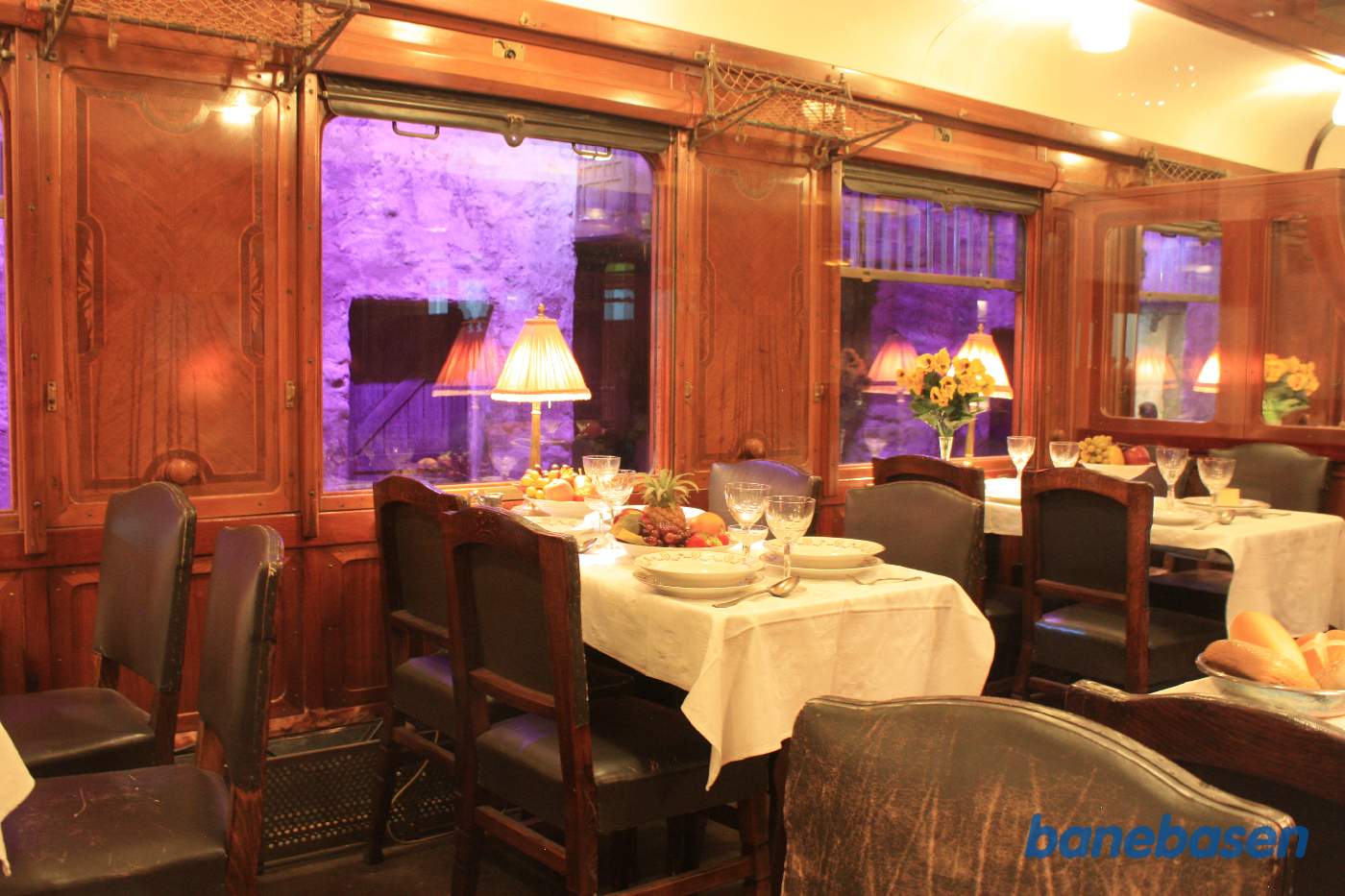 Museumsstation med udstillet spisevogn, set ind gennem vinduerne