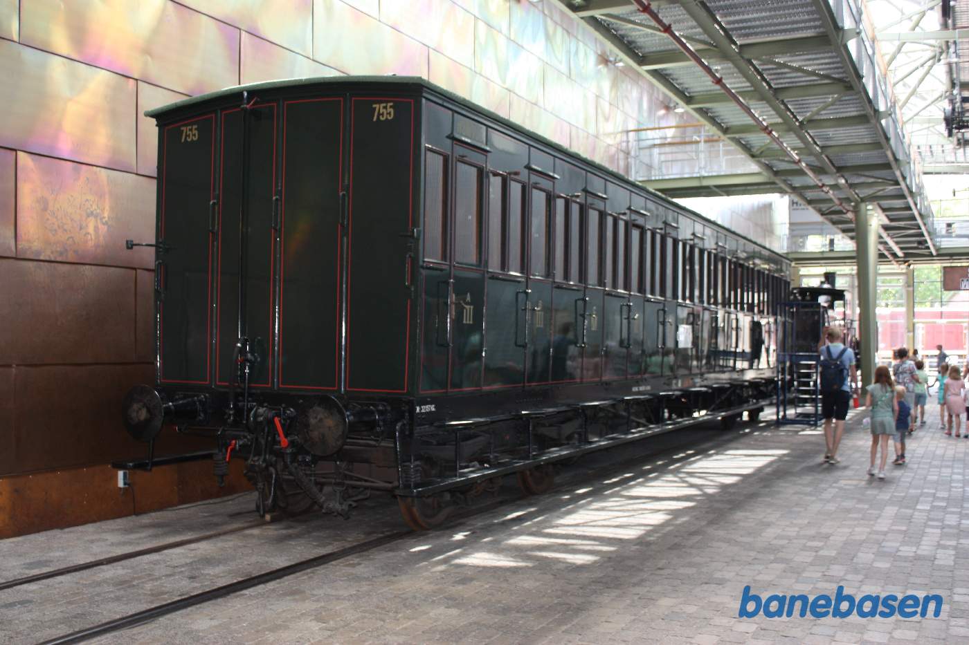 Kupévogn opstillet sammen med damplokomotiv