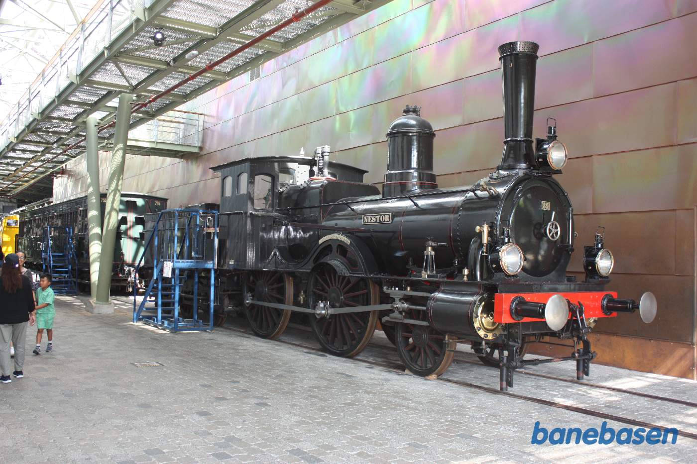 Damplokomotiv opstillet sammen med kupévogn