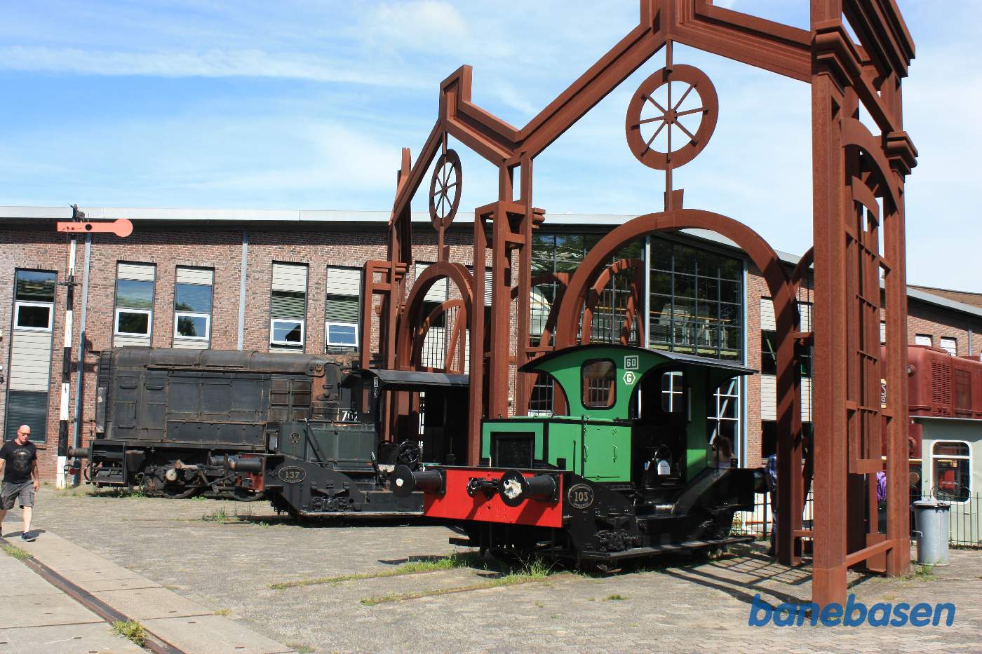Udenfor drejeskive med stikspor hvori der var udstillet flere rangertraktorer