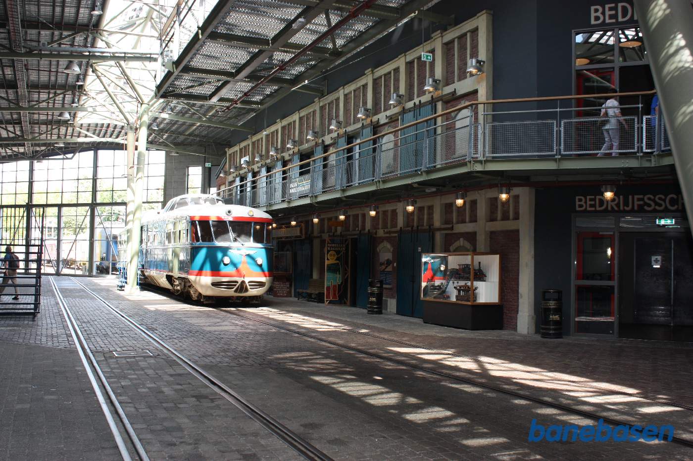 Motorvogn inde i museumshallen