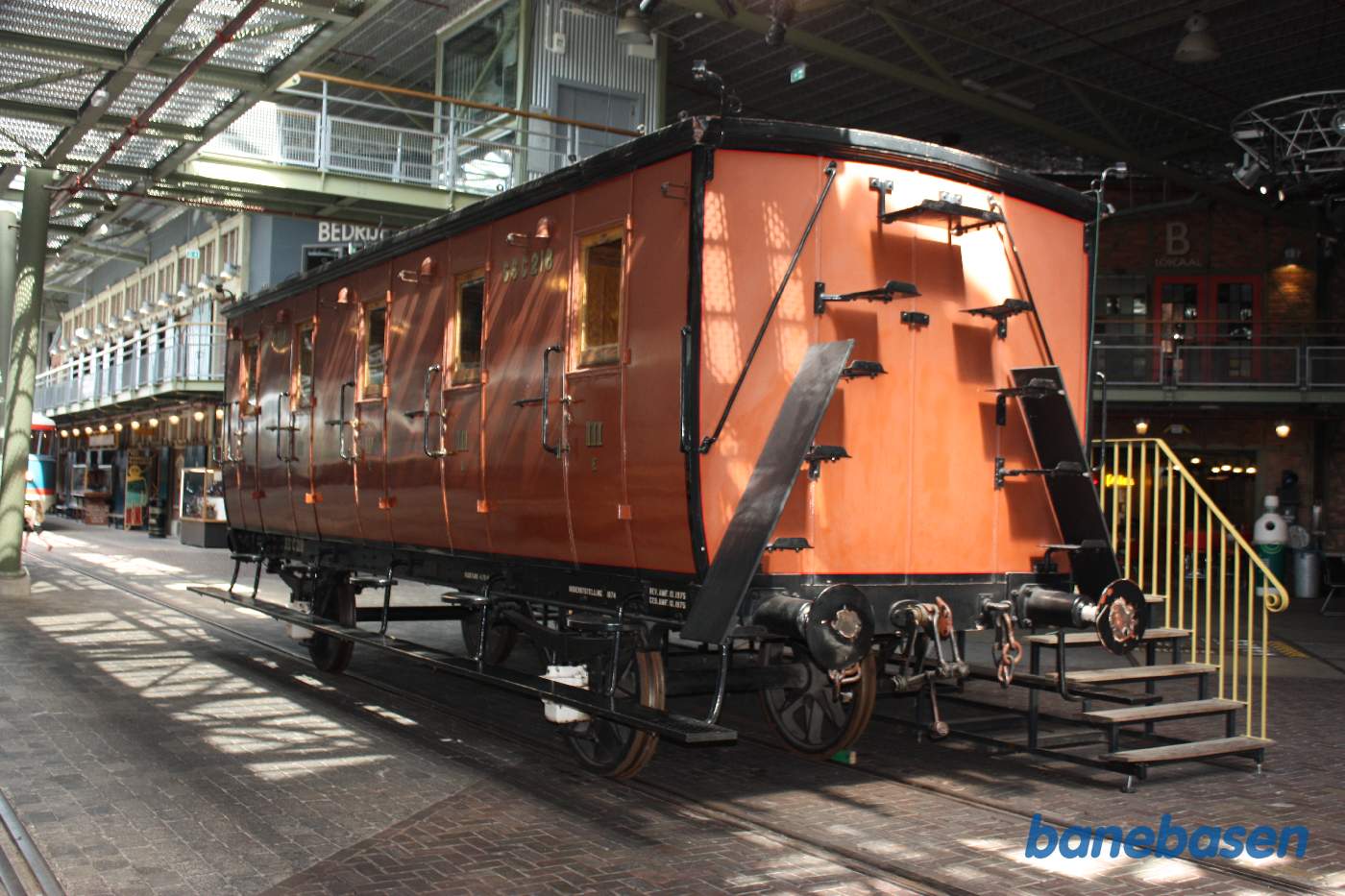 Kupévogn inde i museumshallen