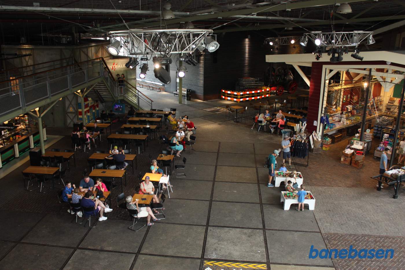 Det store Café-område inde i museumshallen