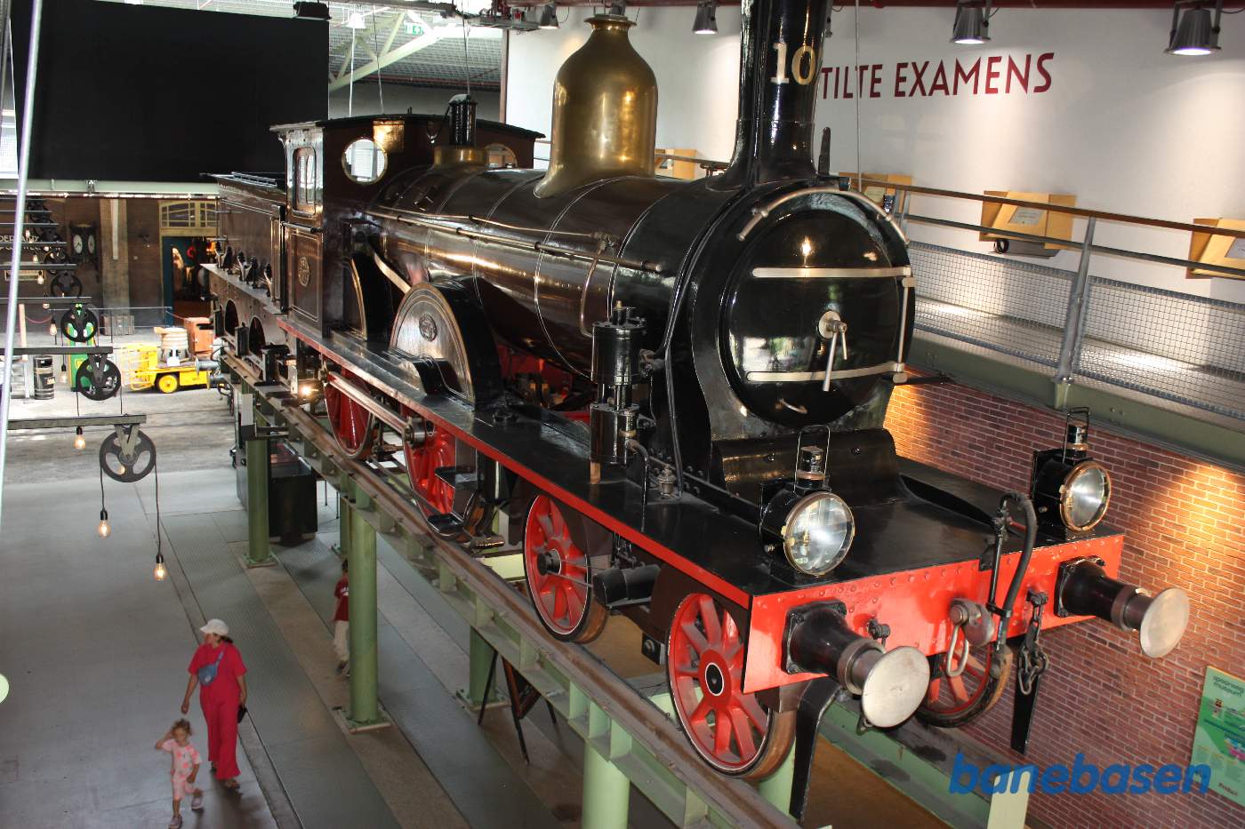 Damplokomotiv på søjler hævet op over indgangen til museumshallen