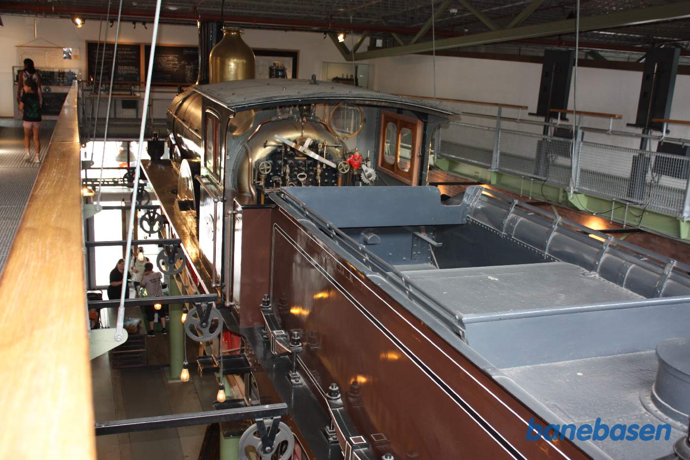 Damplokomotiv på søjler hævet op over indgangen til museumshallen
