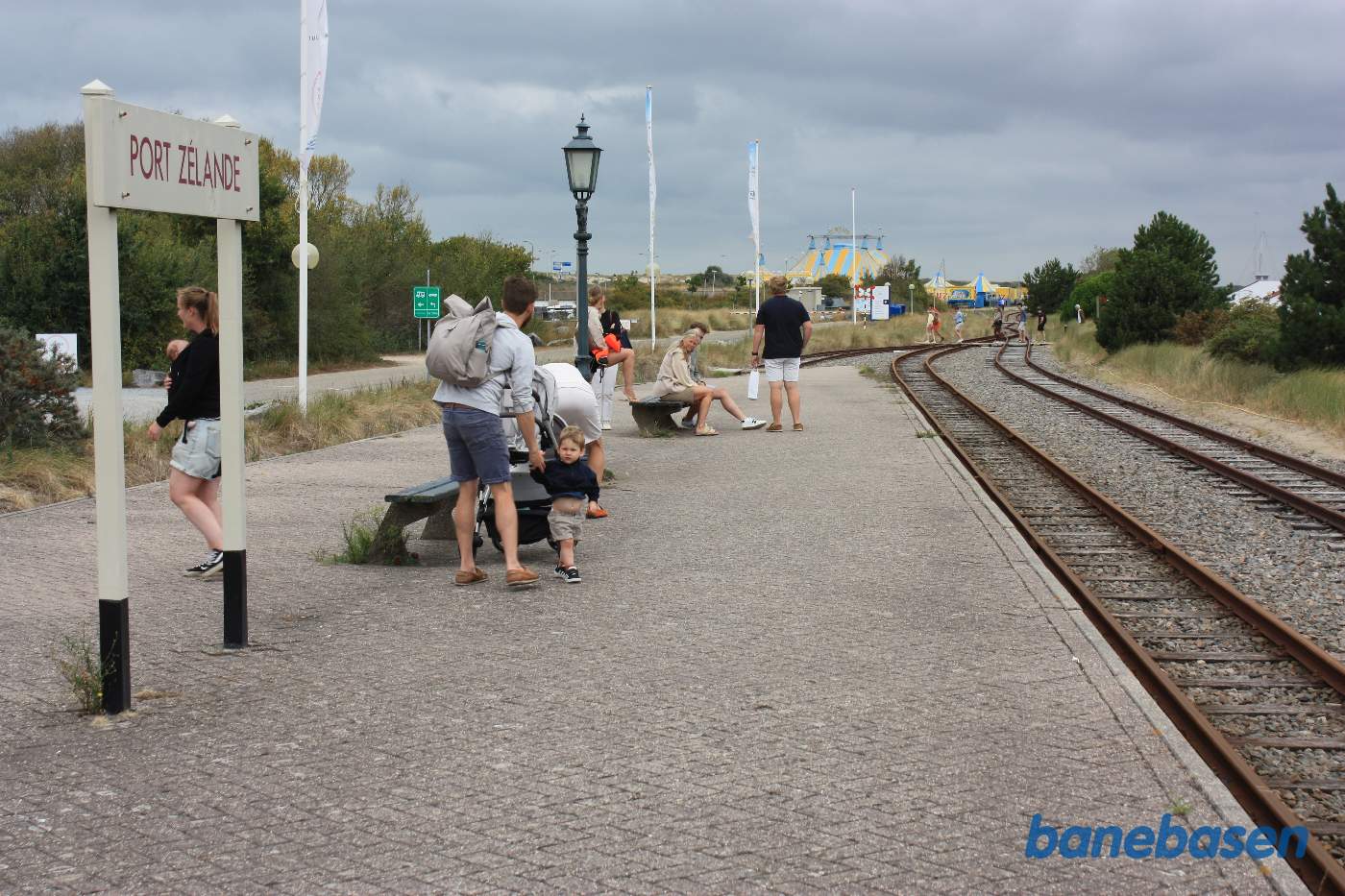 De rejsende venter på perronen