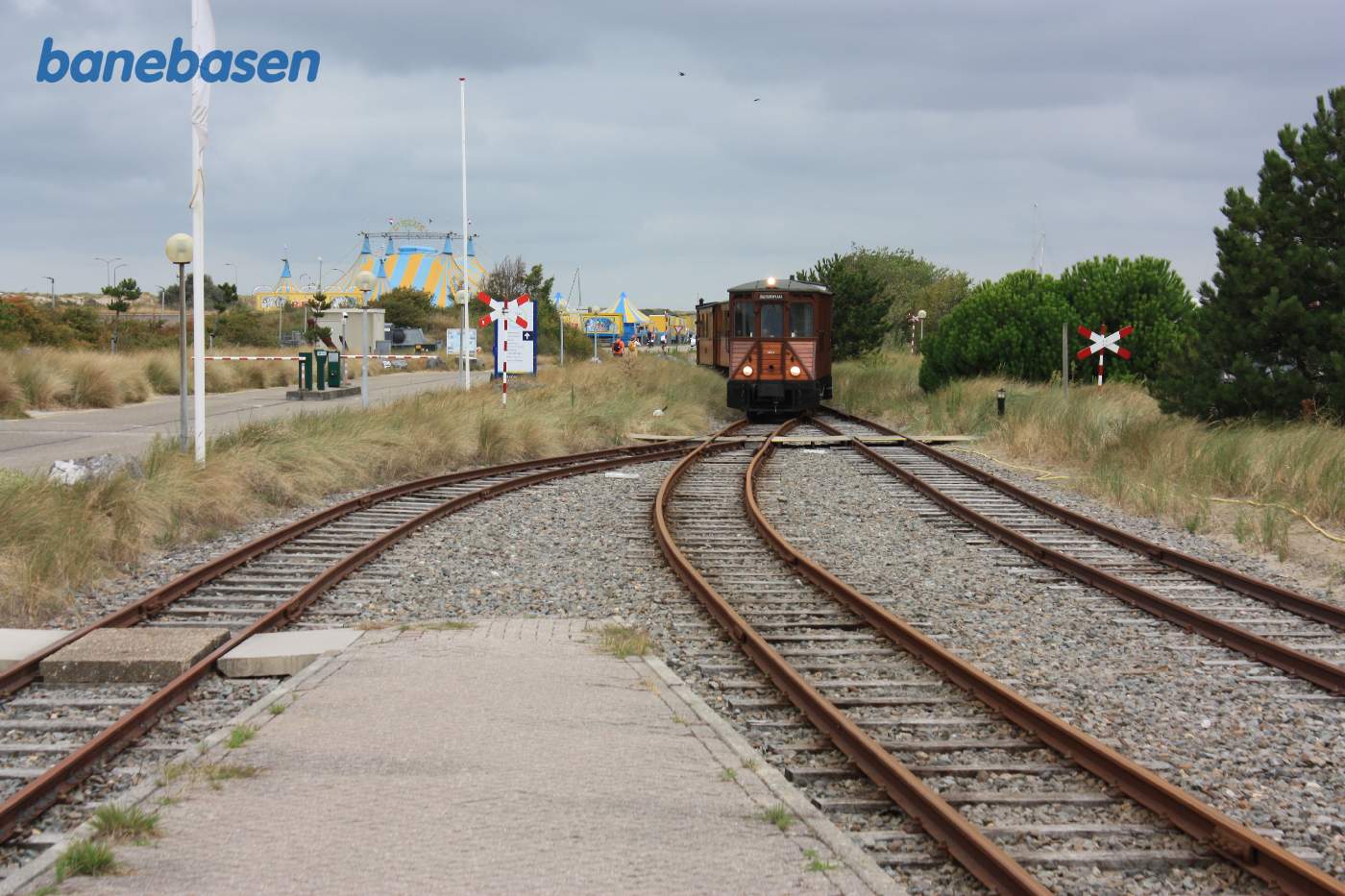 Motortoget på vej ind på stationen