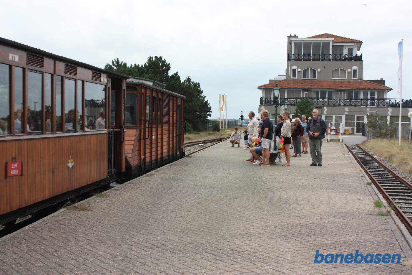 Motortoget på vej ind på stationen