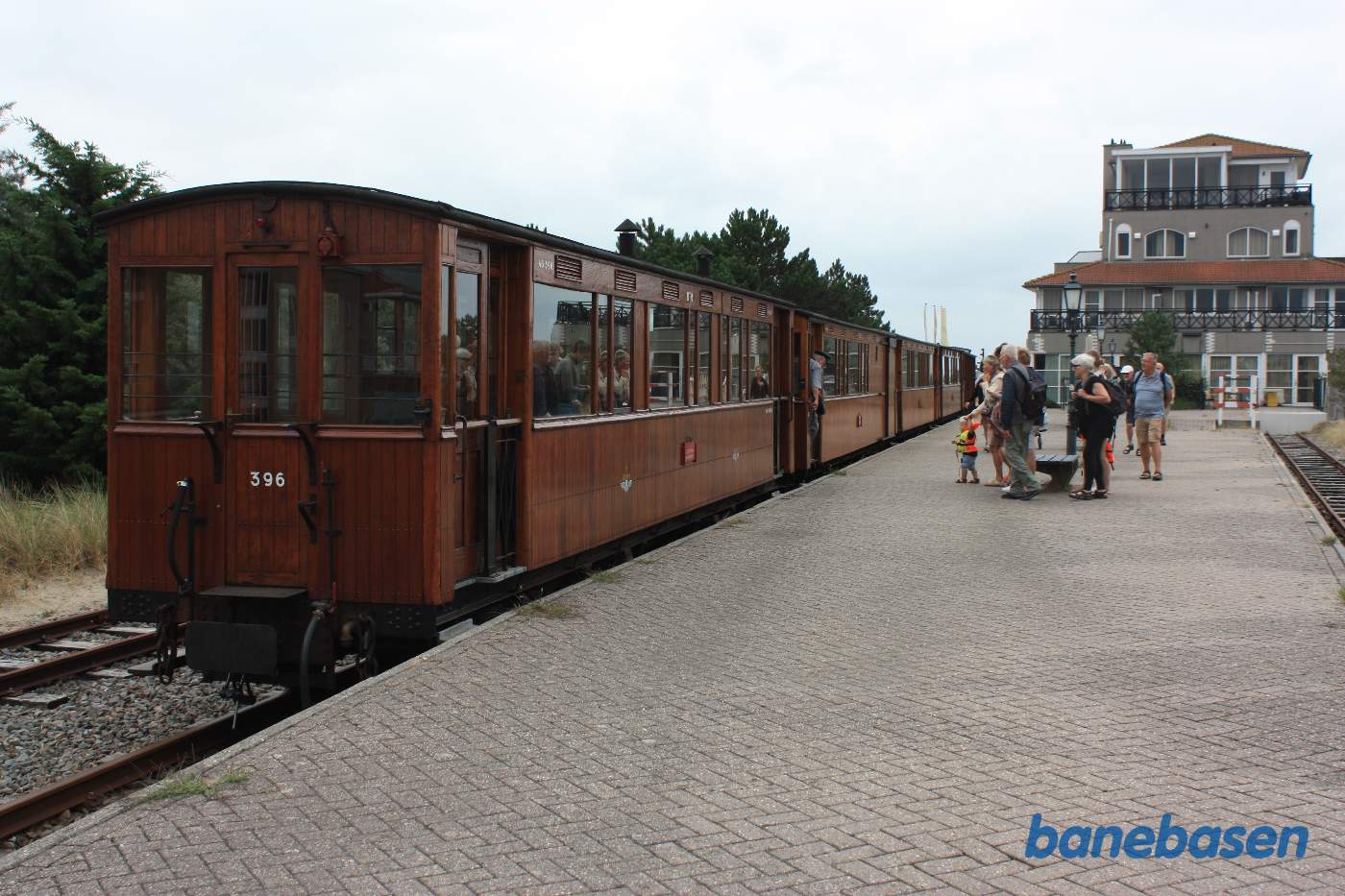 De rejsende stiger ind i toget