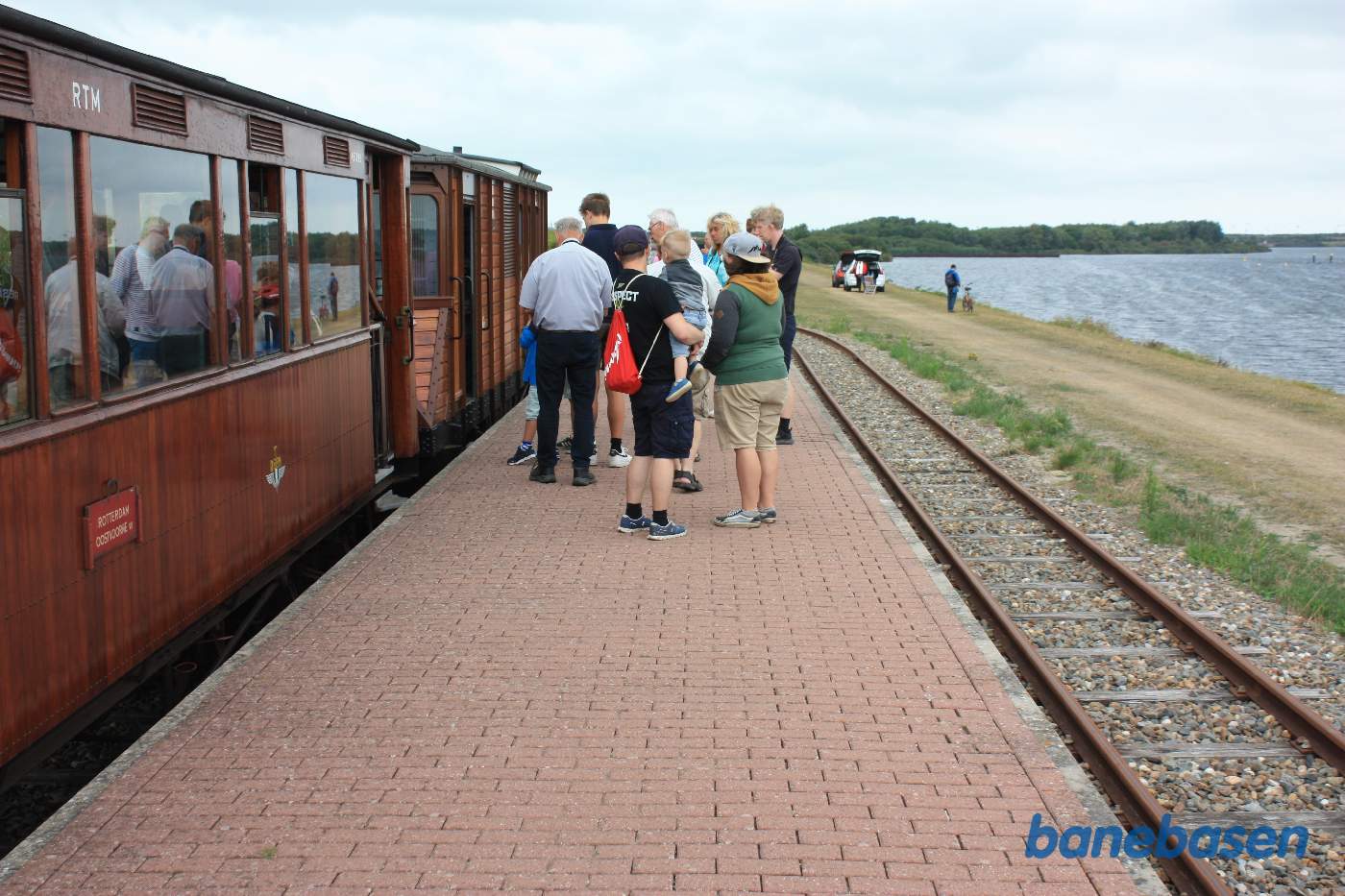 De rejsende stiger ind i toget