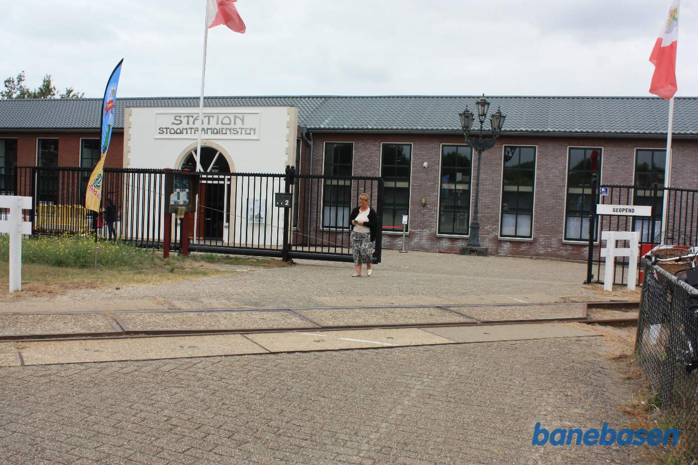 Indgang til museet, hovedsporet i forgrunden